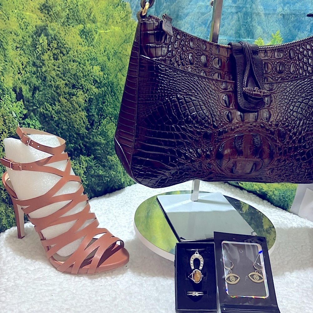 EUC Vintage Brahmin With Free Heels & Free Jewelry 2Rings 1Chain 1Earrings - Picture 7 of 17